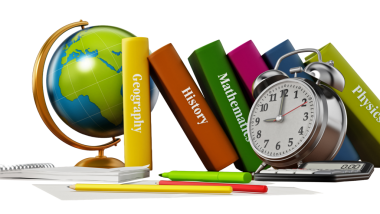 Küre, okul kitapları, çalar saat ve kalem sisolated beyaz arka plan üzerinde. 3D çizim.