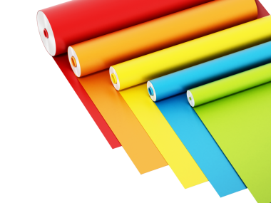 Beyaz arka plan üzerinde izole canlı renkli yapışkanlı filmler. 3D çizim.