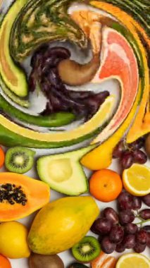 Renkli, tuhaf, soyut bir arkaplan. Psikedelik şekil değiştirme sıvısı, kabarcıklar, mürekkep değişimi. Akıllı telefon duvar kağıdı ya da tema. Minimalist ve şık bir geçmişi var. Boyayla kimyasal reaksiyonlar.