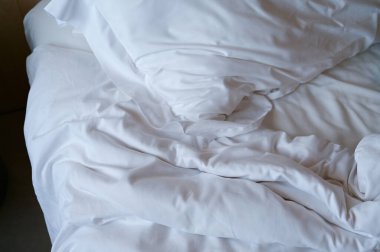 Kırışmış yatakta beyaz yastıklar