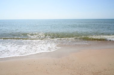 Mavi gökyüzü ile deniz ve kum, doğal arkaplan