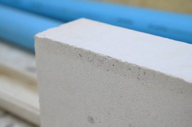 İnşaat endüstrisi için çimento tuğla ve mavi boru.