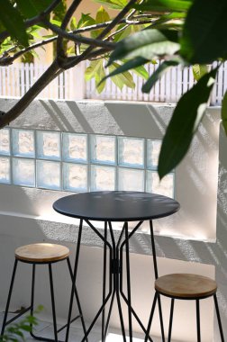 yuvarlak masa ve bahçede sandalyeler.