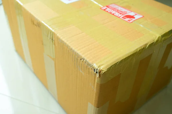 Bruine Verpakking Met Waarschuwingssymbool — Stockfoto