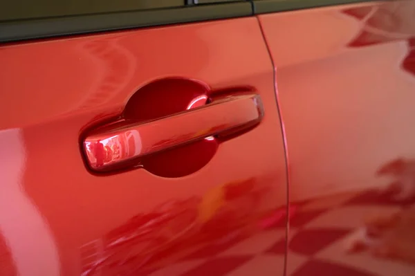 赤い車のドアハンドル 交通業界 — ストック写真