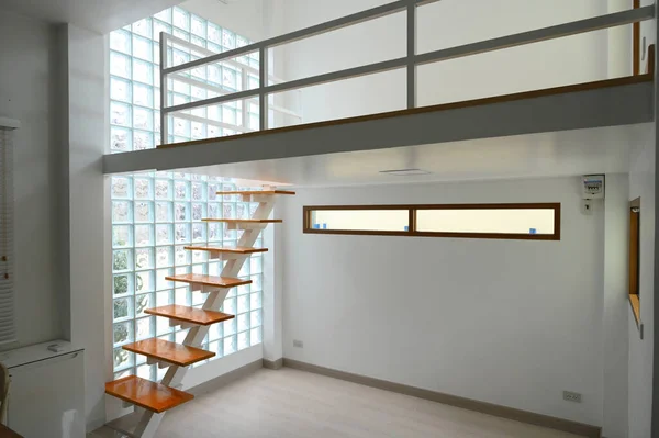 Деревянная Лестница Стеклянная Стена Дизайн Интерьера — стоковое фото