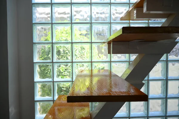 Escada Madeira Parede Vidro Design Interiores — Fotografia de Stock