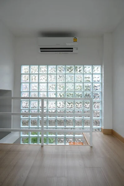 木製の床とガラスブロック壁インテリアデザイン — ストック写真