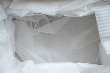 Kahverengi kutuya konulmuş beyaz paket balonu