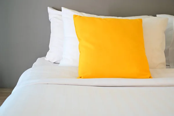 白色床上的黄色枕头 室内设计 — 图库照片