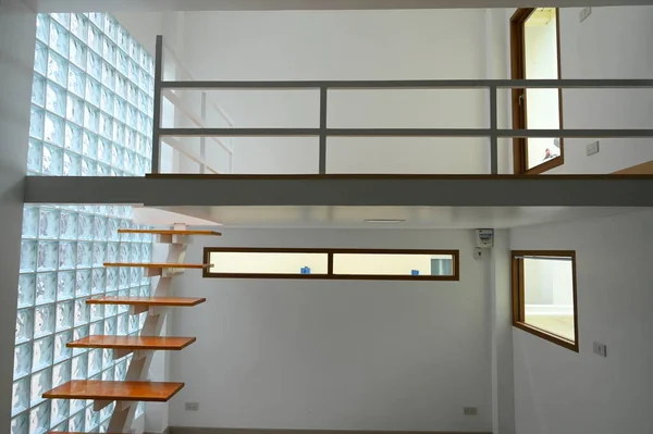 Escada Madeira Parede Vidro Design Interiores — Fotografia de Stock