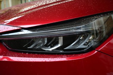 Kırmızı arabanın farları, ulaşım endüstrisi.