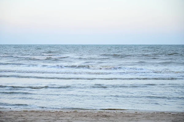 Laut Dan Pasir Dengan Langit Biru Latar Belakang Alam — Stok Foto