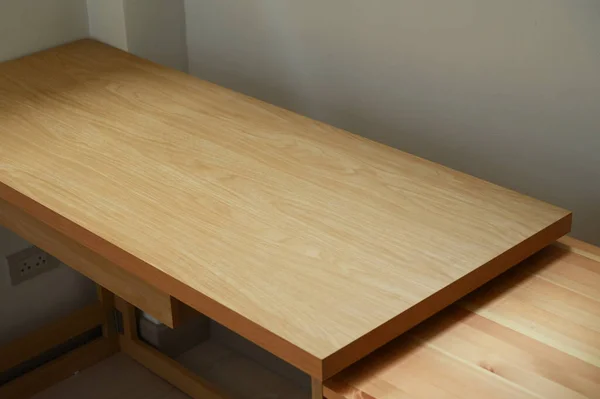 部屋の木のテーブルインテリアデザイン — ストック写真