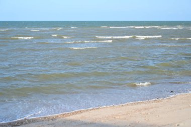 Mavi gökyüzü ile deniz ve kum, doğal arkaplan