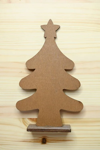 テーブルの上の木のクリスマスツリーお祝いのデザイン — ストック写真