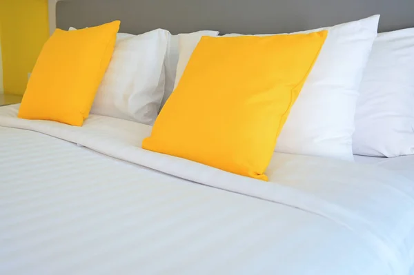 Almohada Amarilla Sobre Cama Blanca Diseño Interior —  Fotos de Stock