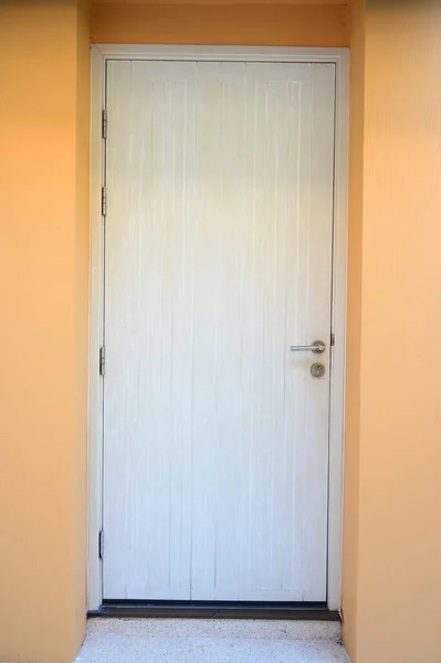 Stare Białe Drzwi Pomarańczowy Mur Przemysł Budowlany — Zdjęcie stockowe