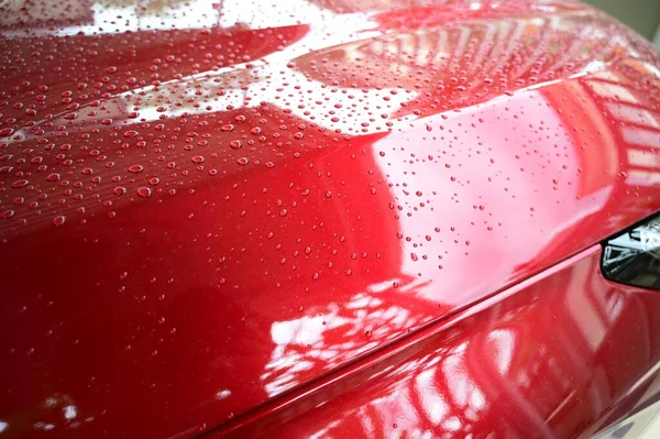 Вода Красном Капоте Автомобиля Транспорт Фон — стоковое фото