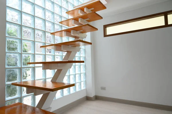 Ahşap Merdiven Cam Duvar Tasarım — Stok fotoğraf