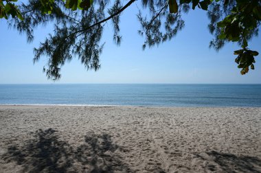 Mavi gökyüzü ile deniz ve kum, doğal arkaplan