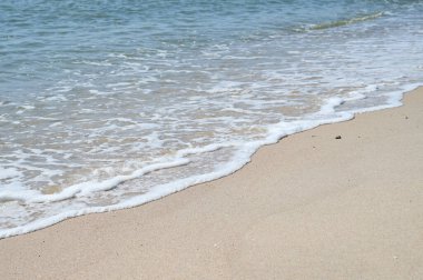 Mavi gökyüzü ile deniz ve kum, doğal arkaplan