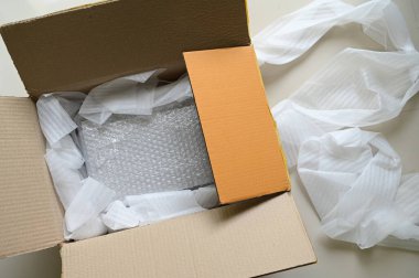 Kahverengi kutuya konulmuş beyaz paket balonu