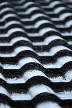 Ev sakinlerinin ıslak çatısı, inşaat endüstrisi.