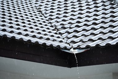 Ev sakinlerinin ıslak çatısı, inşaat endüstrisi.