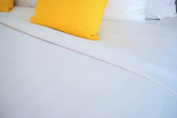 白色床上的黄色枕头 室内设计 — 图库照片