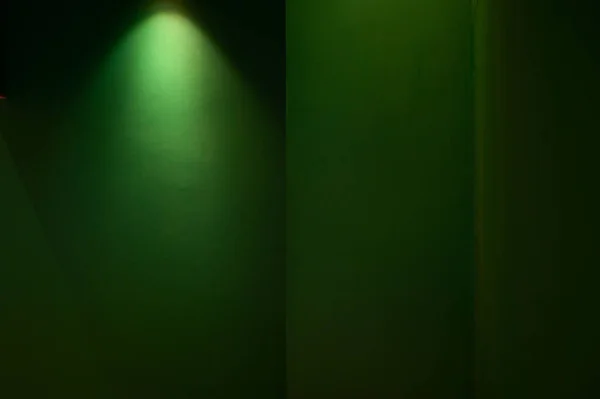 Σκούρο Πράσινο Τοίχο Και Ζεστό Ηλεκτρικό Φως Εσωτερική Διακόσμηση — Φωτογραφία Αρχείου