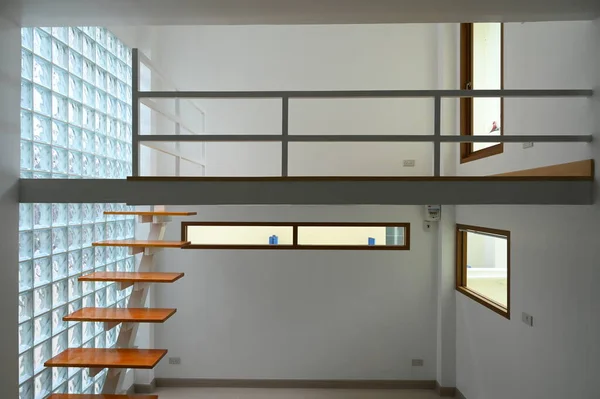 木制楼梯和玻璃墙 室内设计 — 图库照片