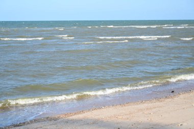 Mavi gökyüzü ile deniz ve kum, doğal arkaplan