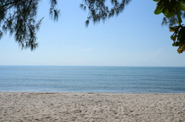 Mavi gökyüzü ile deniz ve kum, doğal arkaplan