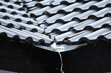 Ev sakinlerinin ıslak çatısı, inşaat endüstrisi.