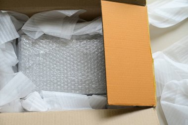 Kahverengi kutuya konulmuş beyaz paket balonu