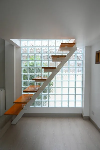 木制楼梯和玻璃墙 室内设计 — 图库照片