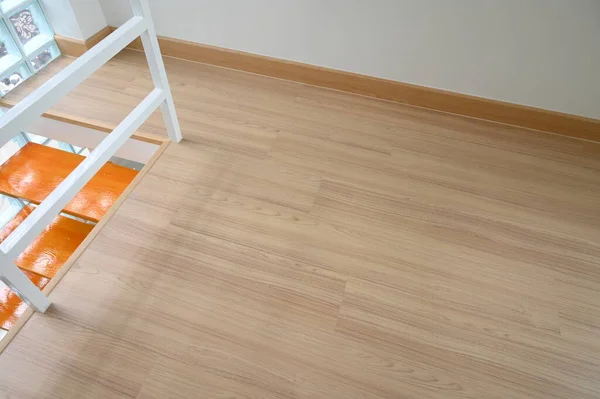 部屋の中の木製の床インテリアデザイン — ストック写真