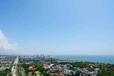 Deniz manzaralı ve mavi gökyüzü olan güzel şehir.