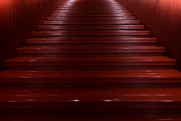 Červené Dřevěné Schodiště Noci Vnější Design — Stock fotografie