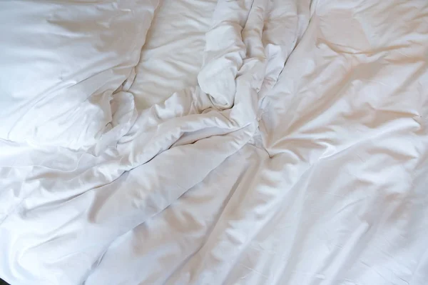 Almohadas Blancas Cama Arrugada — Foto de Stock