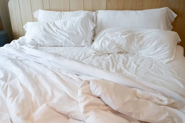 Putih Tempat Tidur Dan Bantal Dalam Ruangan — Stok Foto