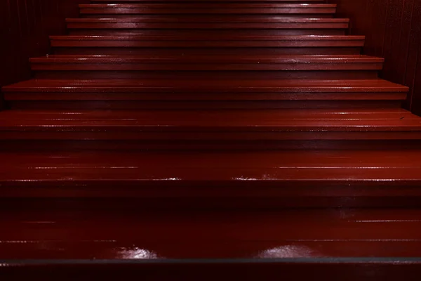 Gece Kırmızı Ahşap Merdiven Dış Tasarım — Stok fotoğraf