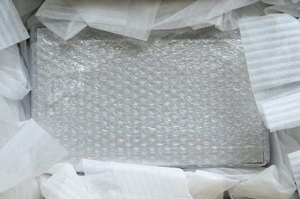 Kahverengi Kutuya Konulmuş Beyaz Paket Balonu — Stok fotoğraf