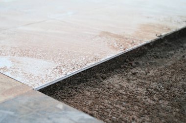 beyaz kiremit ve beton zemin, inşaat endüstrisi