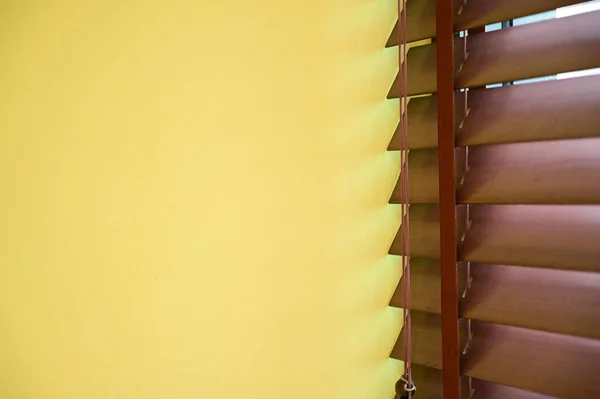 Żółte Tło Ścienne Drewnianymi Żaluzjami — Zdjęcie stockowe
