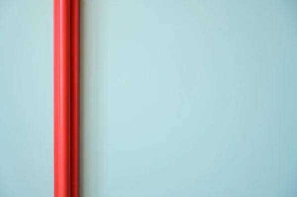 Rote Wasserleitung Hellblauer Wand Bauindustrie — Stockfoto