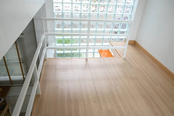Dřevěná Podlaha Skleněnou Zdí Design Interiéru — Stock fotografie