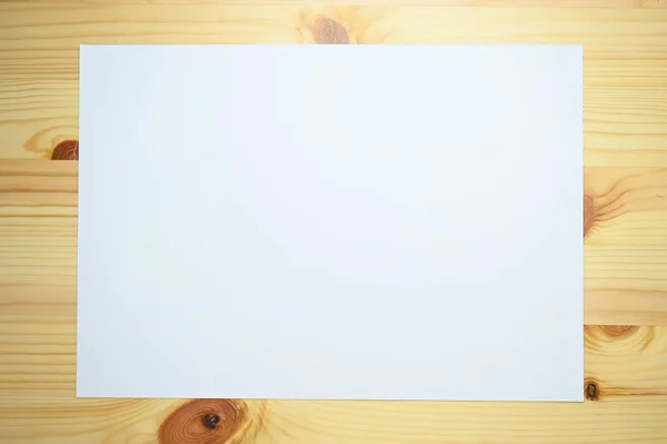 木製のテーブルに白い紙 紙の質感の背景 — ストック写真