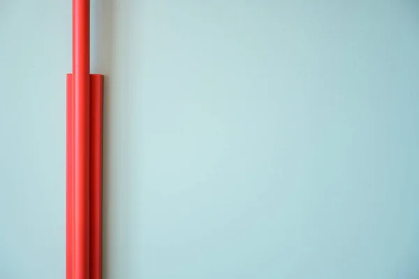 Rote Wasserleitung Hellblauer Wand Bauindustrie — Stockfoto